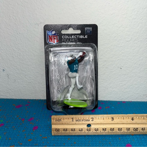 New Collection of 5 NFL figures 2023 Patrick Mahomes Dak Prescott Josh Allen etc - Picture 8 of 9